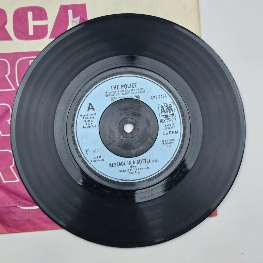 Disco de vinilo 45 RPM de The Police, "Message in a Bottle", lado A, de 1979. by Remates Narvaja