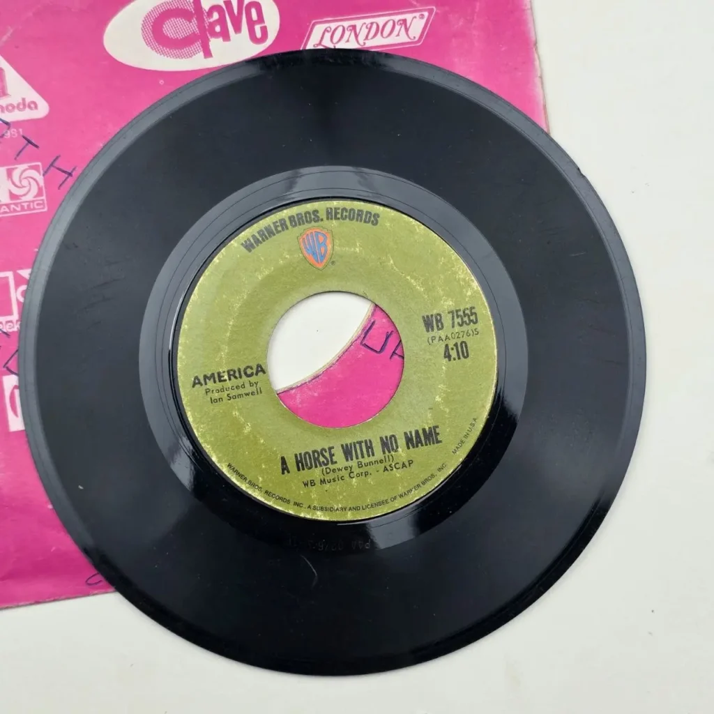 Disco de vinilo 45 RPM de America "A Horse With No Name" en Warner Bros. Records (WB 7555). by Remates Narvaja