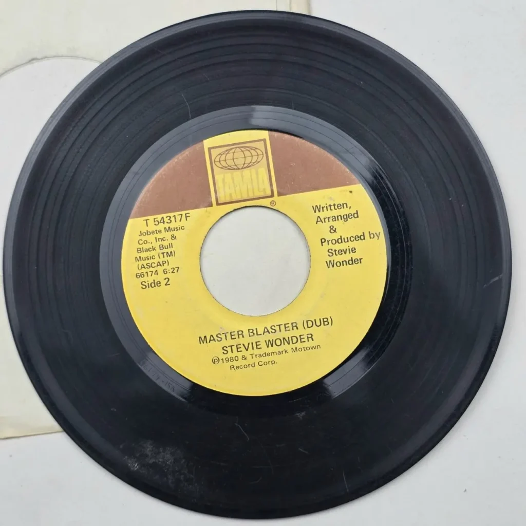 Disco de vinilo 45 RPM de Stevie Wonder "Master Blaster (Dub)" (1980) en el sello Tamla. by Remates Narvaja