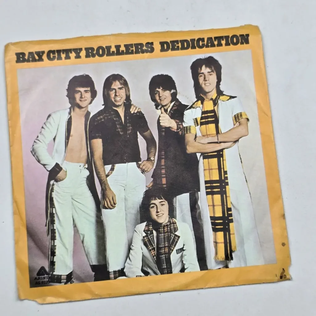 Portada vintage del single "Dedication" de Bay City Rollers con los cinco miembros de la banda en trajes de cuadros escoceses. by Remates Narvaja
