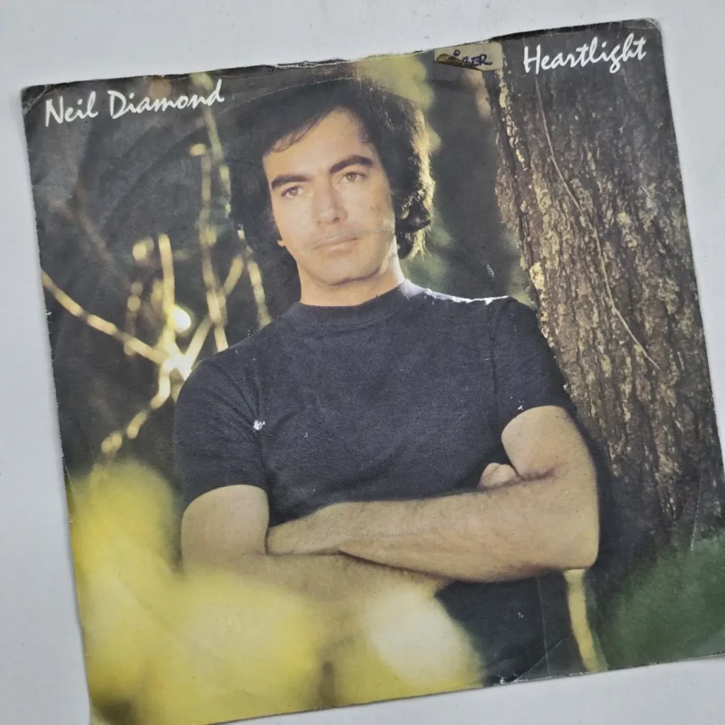 Portada del álbum "Heartlight" de Neil Diamond con el artista con los brazos cruzados. by Remates Narvaja