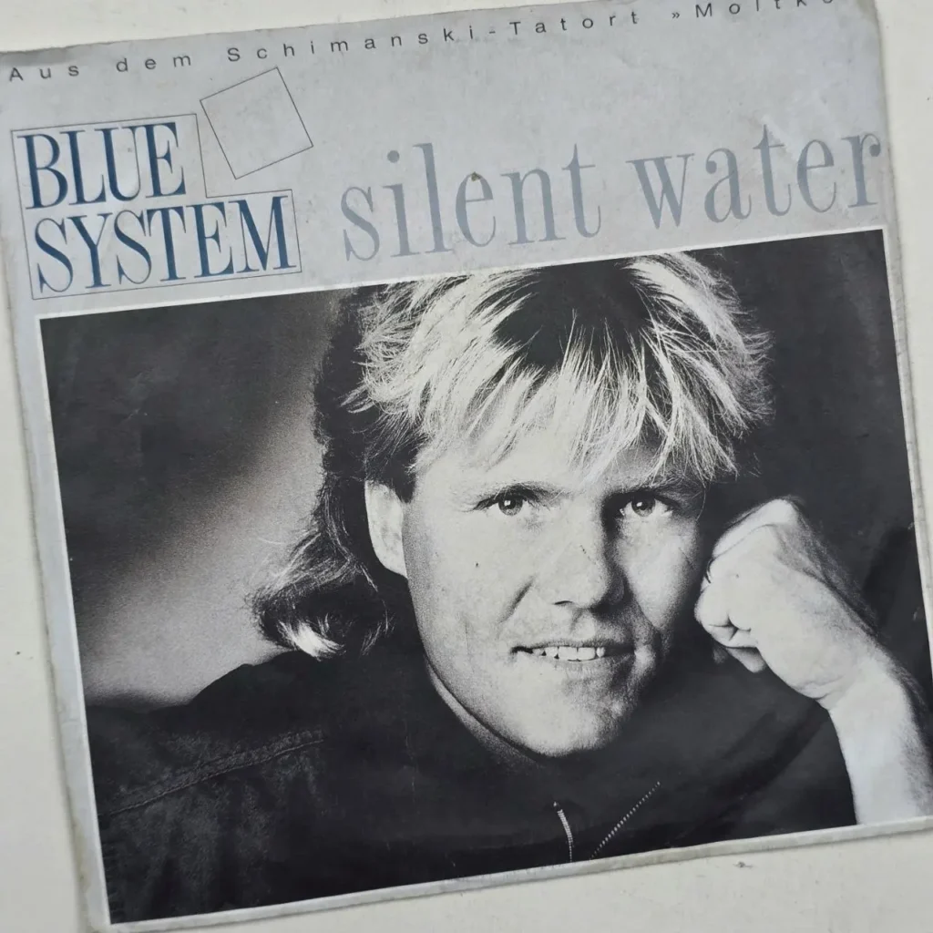 Portada en blanco y negro del single "Silent Water" de Blue System, con un retrato de Dieter Bohlen. De Schimanski-Tatort " by Remates Narvaja