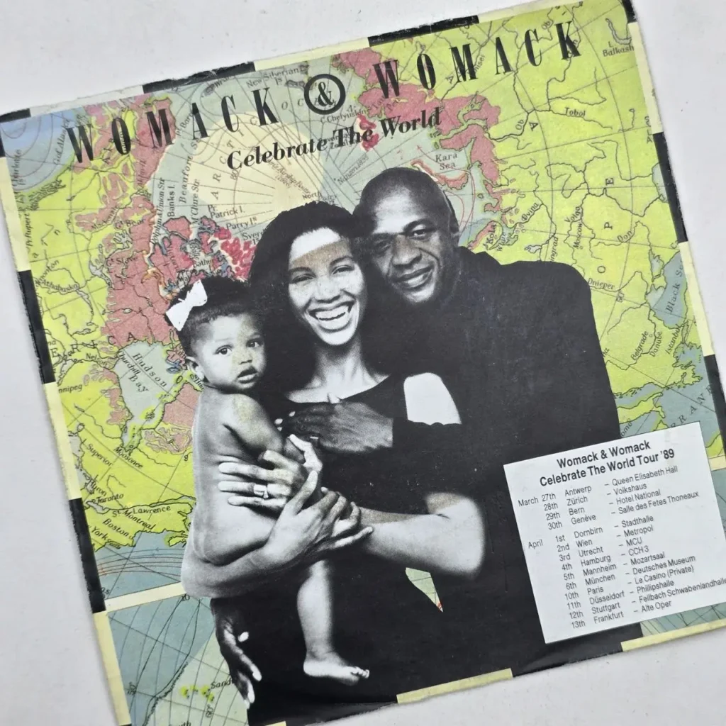 Womack & Womack "Celebrate The World" portada de álbum con familia y mapa mundial. by Remates Narvaja