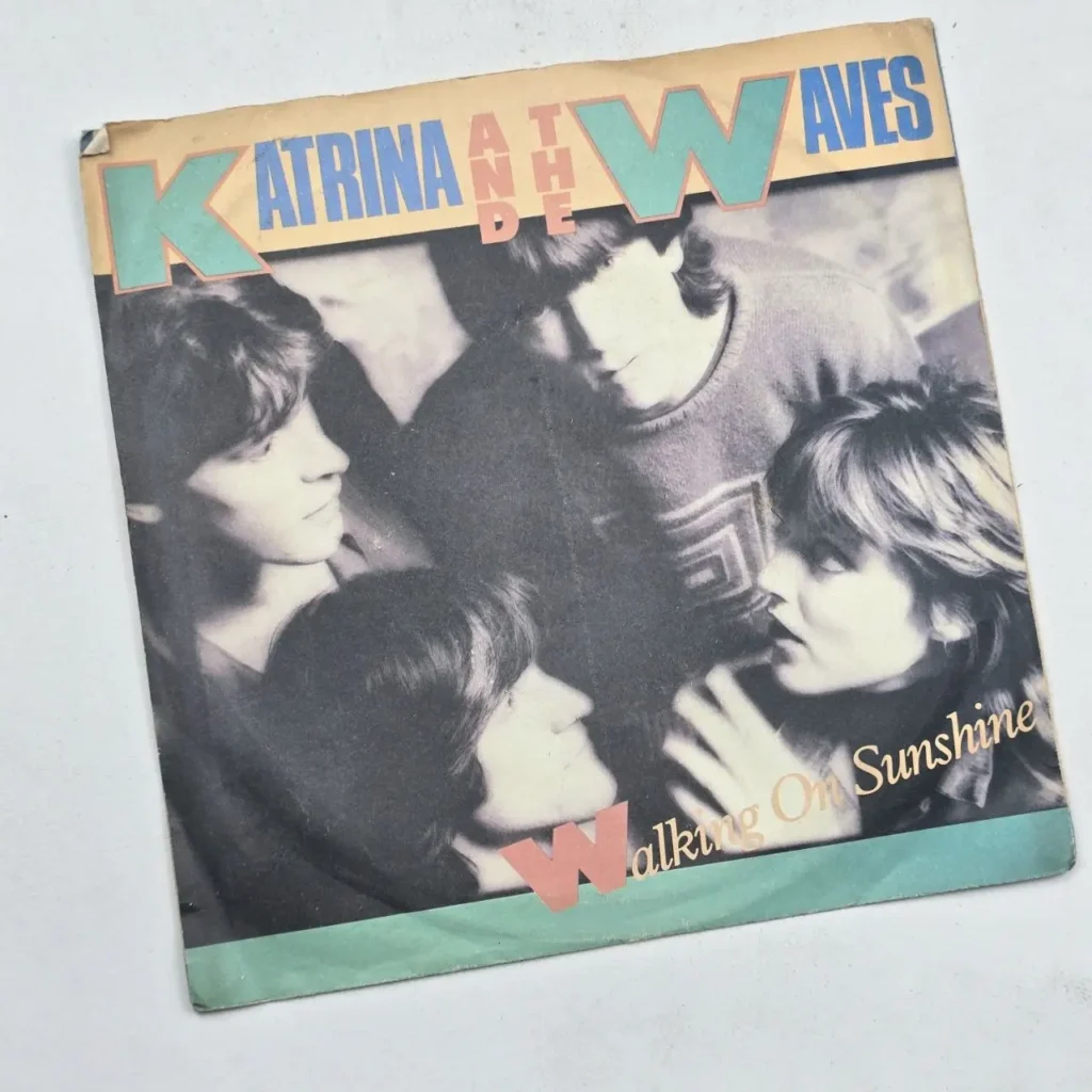 Portada de sencillo de Katrina and the Waves "Walking On Sunshine" con la banda en blanco y negro. by Remates Narvaja