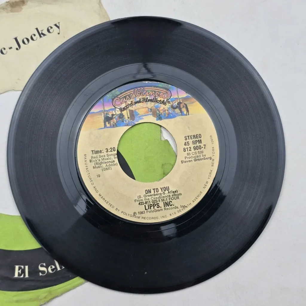 Disco de vinilo negro de 45 RPM de Lipps, Inc. "On To You" en Casablanca Records, 1983. by Remates Narvaja