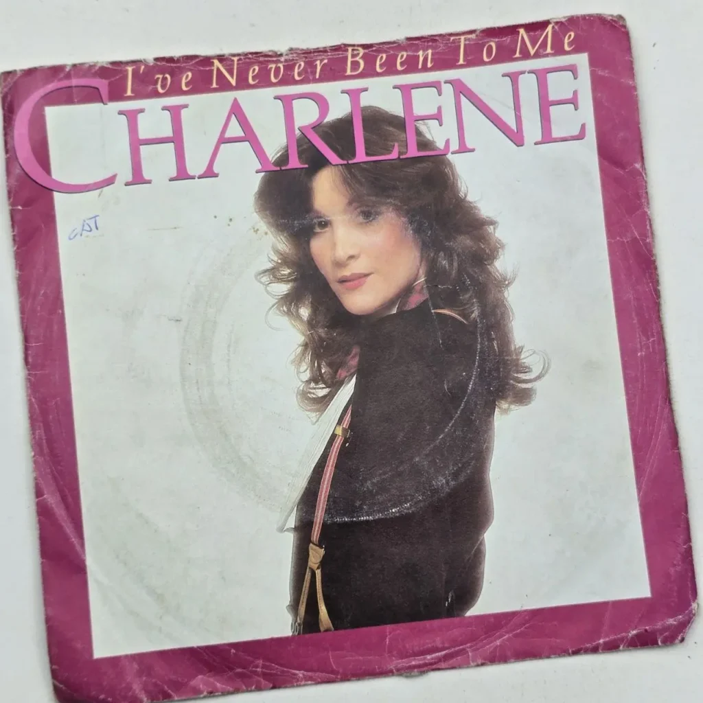 Portada de single de vinilo desgastada de Charlene "I've Never Been To Me" con retrato de la artista. by Remates Narvaja