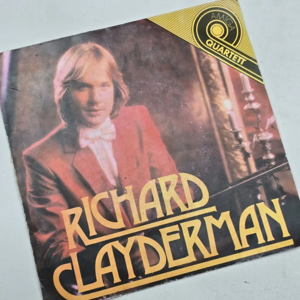 Portada de álbum Richard Clayderman AMIGA QUARTETT con hombre en traje rojo. by Remates Narvaja
