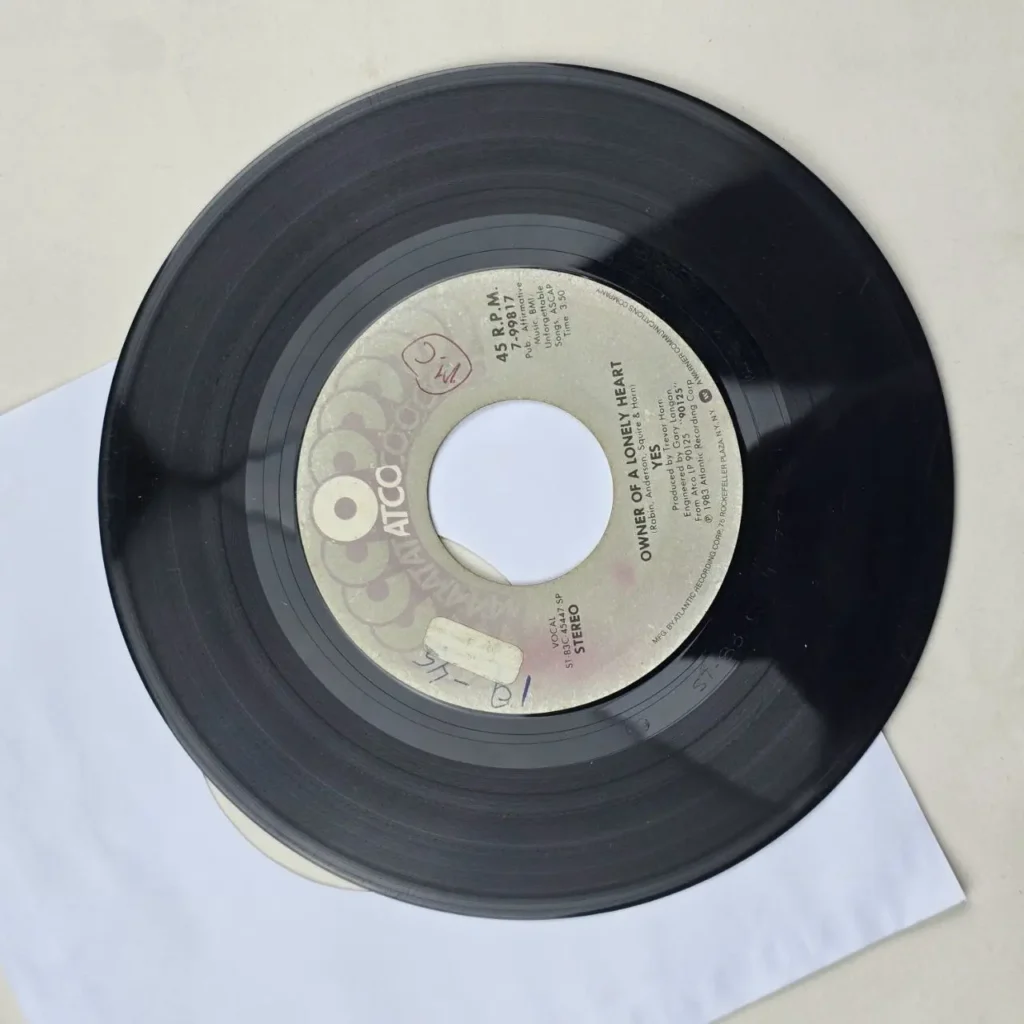 Disco de vinilo 45 RPM de Yes, "Owner of a Lonely Heart" (1983) en el sello ATCO. by Remates Narvaja
