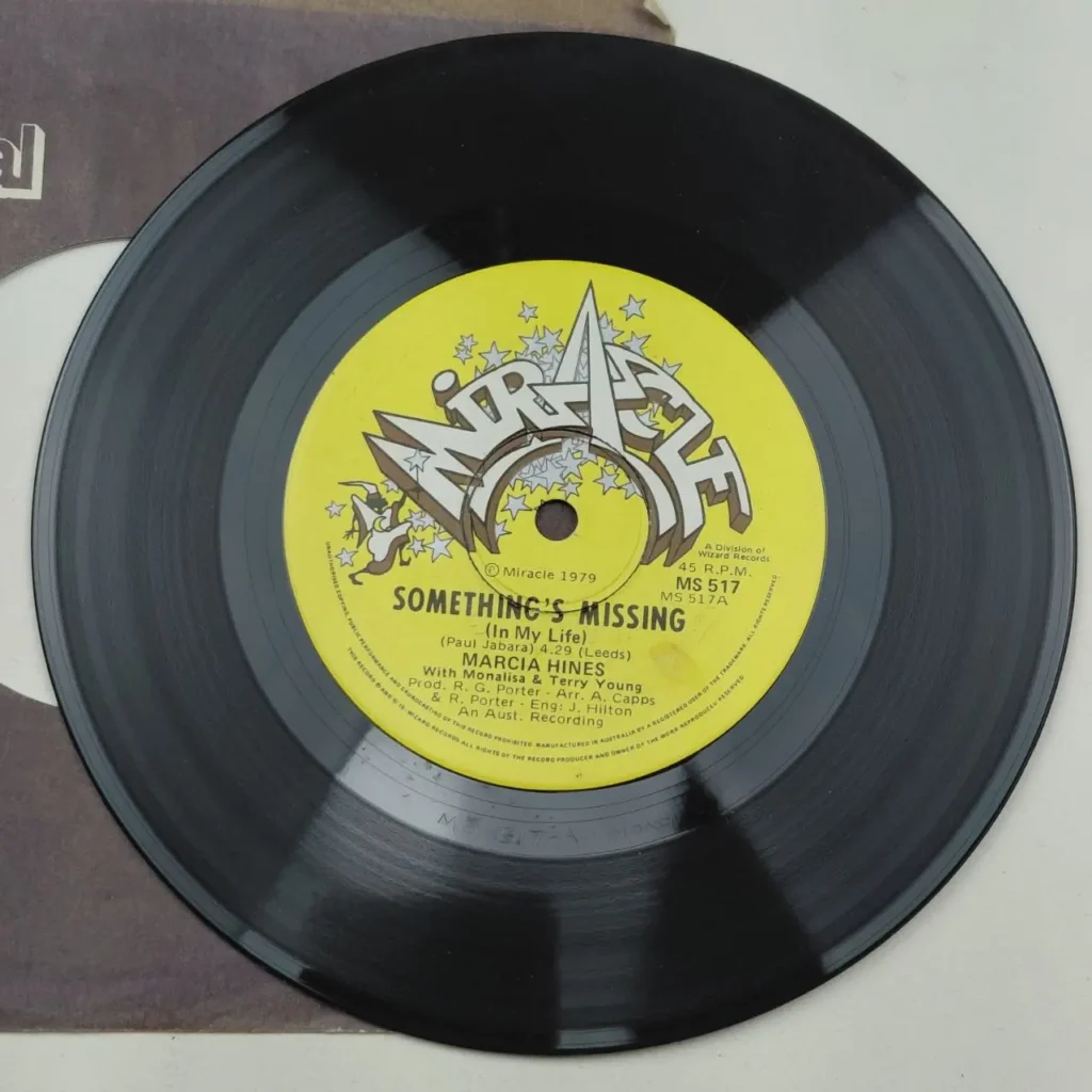 Disco de vinilo negro de 45 RPM de Marcia Hines, "Something's Missing (In My Life)", de 1979 en el sello Miracle. by Remates Narvaja