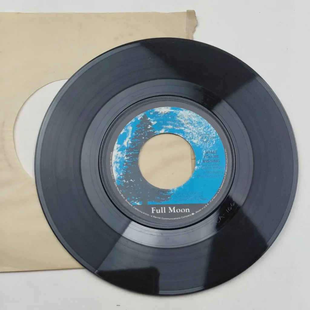 Disco de vinilo sencillo 45 RPM de Chicago "What You're Missing" en el sello Full Moon, con etiqueta azul. by Remates Narvaja