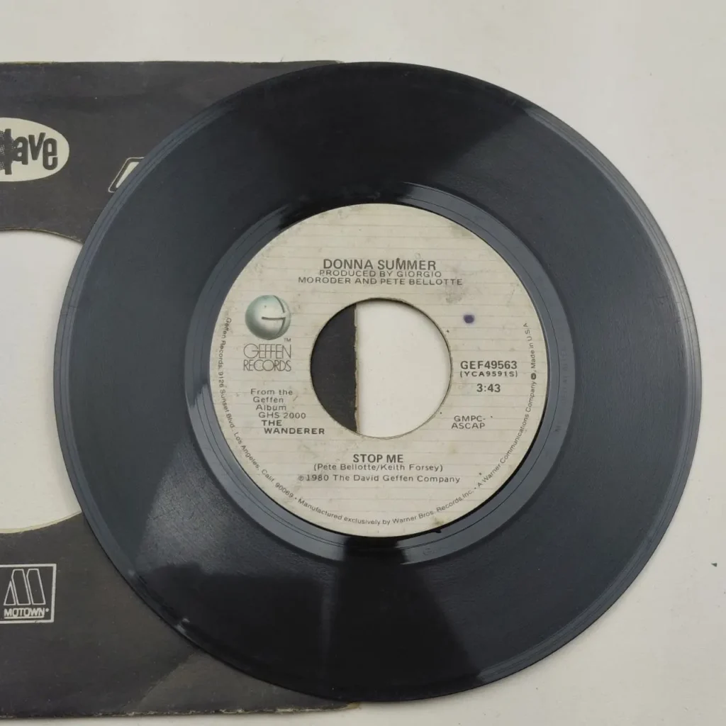 Disco de vinilo 45 RPM negro de Donna Summer "Stop Me" en Geffen Records de 1980. by Remates Narvaja