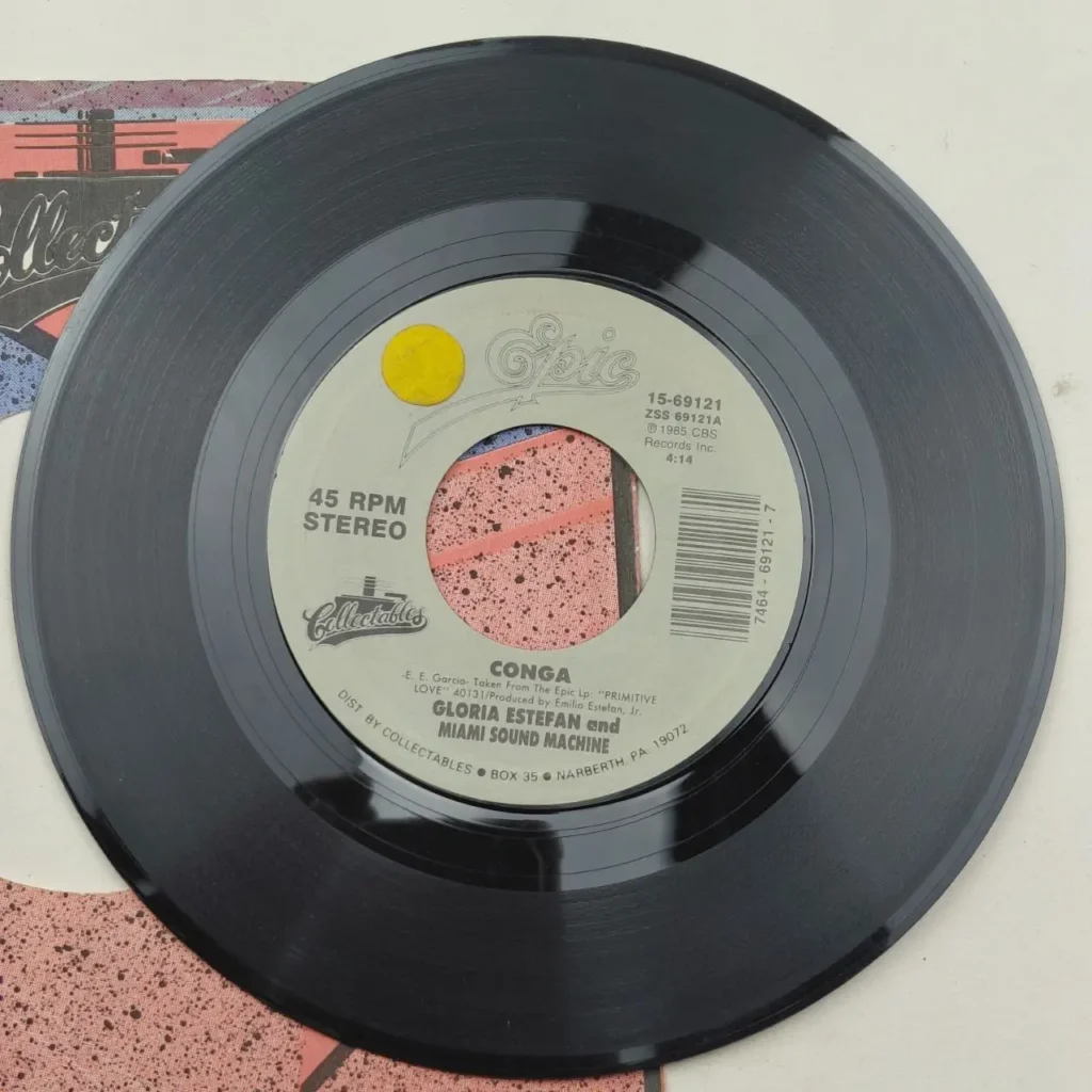 Disco de vinilo 45 RPM de "Conga" por Gloria Estefan y Miami Sound Machine, sello Epic/Collectables. by Remates Narvaja