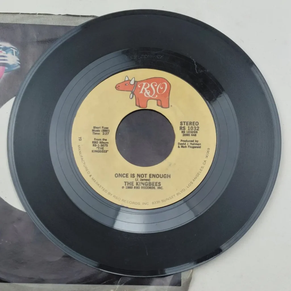 Disco de vinilo negro 45 RPM de The Kingbees "Once Is Not Enough" en el sello RSO de 1980 by Remates Narvaja