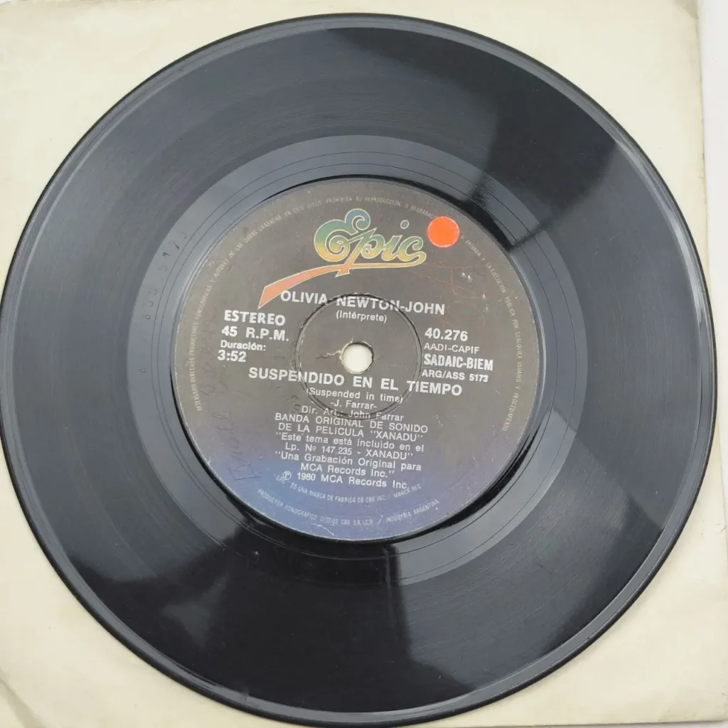 Disco de vinilo 45 RPM de Olivia Newton-John "Suspendido en el Tiempo" del soundtrack de Xanadu, sello Epic, 1 by Remates Narvaja