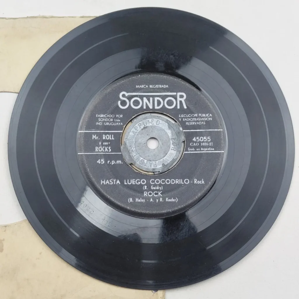 Disco de vinilo negro Sondor 45 RPM con "Mr. Roll y Sus Rocks" y "Hasta Luego Cocodrilo" by Remates Narvaja