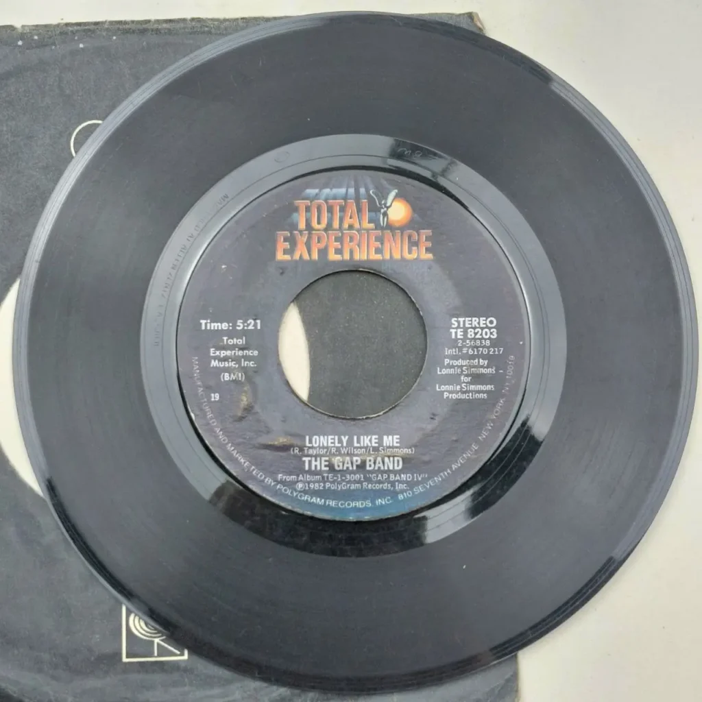 Disco de vinilo negro de The Gap Band con 'Lonely Like Me' del sello Total Experience Records de 1982. by Remates Narvaja