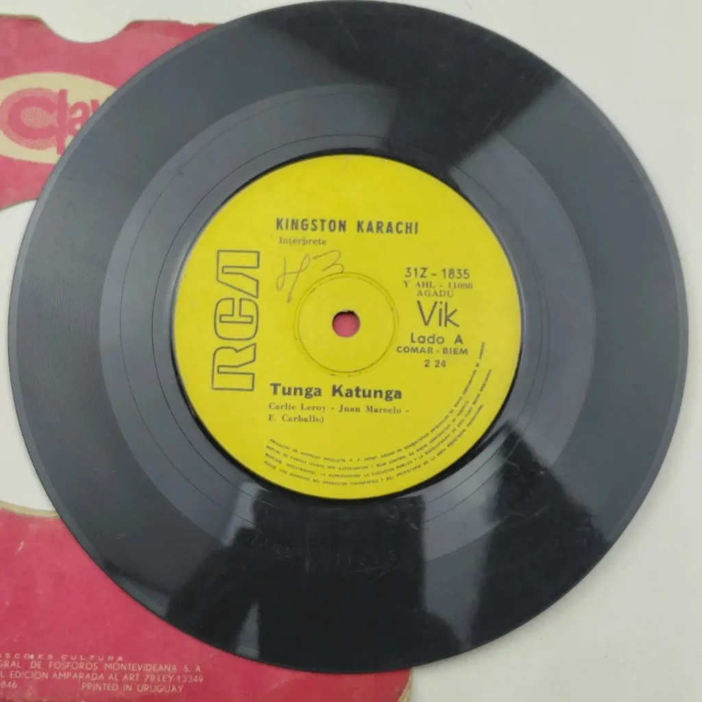 Disco de vinilo RCA 45 RPM de Kingston Karachi con la canción "Tunga Katunga". by Remates Narvaja