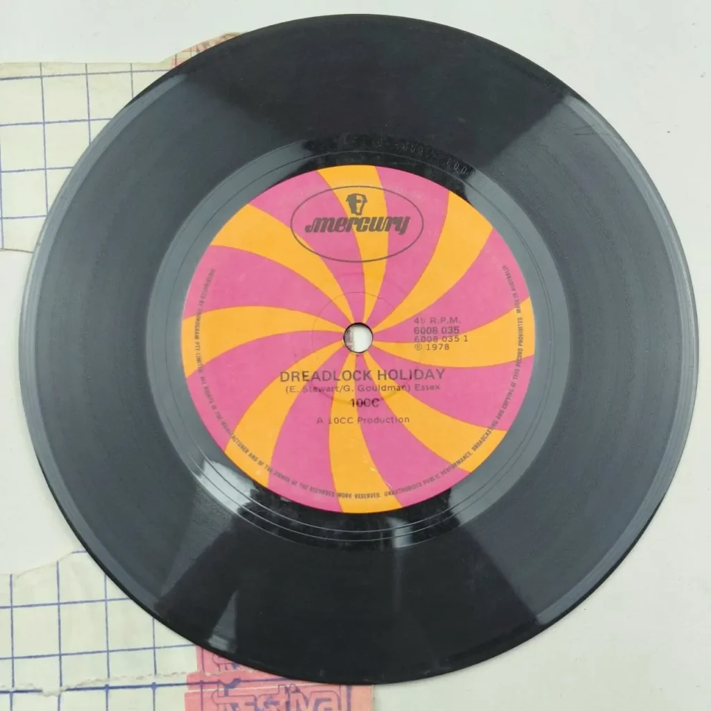 Vinilo 45 RPM de 10CC, 'Dreadlock Holiday', sello Mercury, 1978. by Remates Narvaja