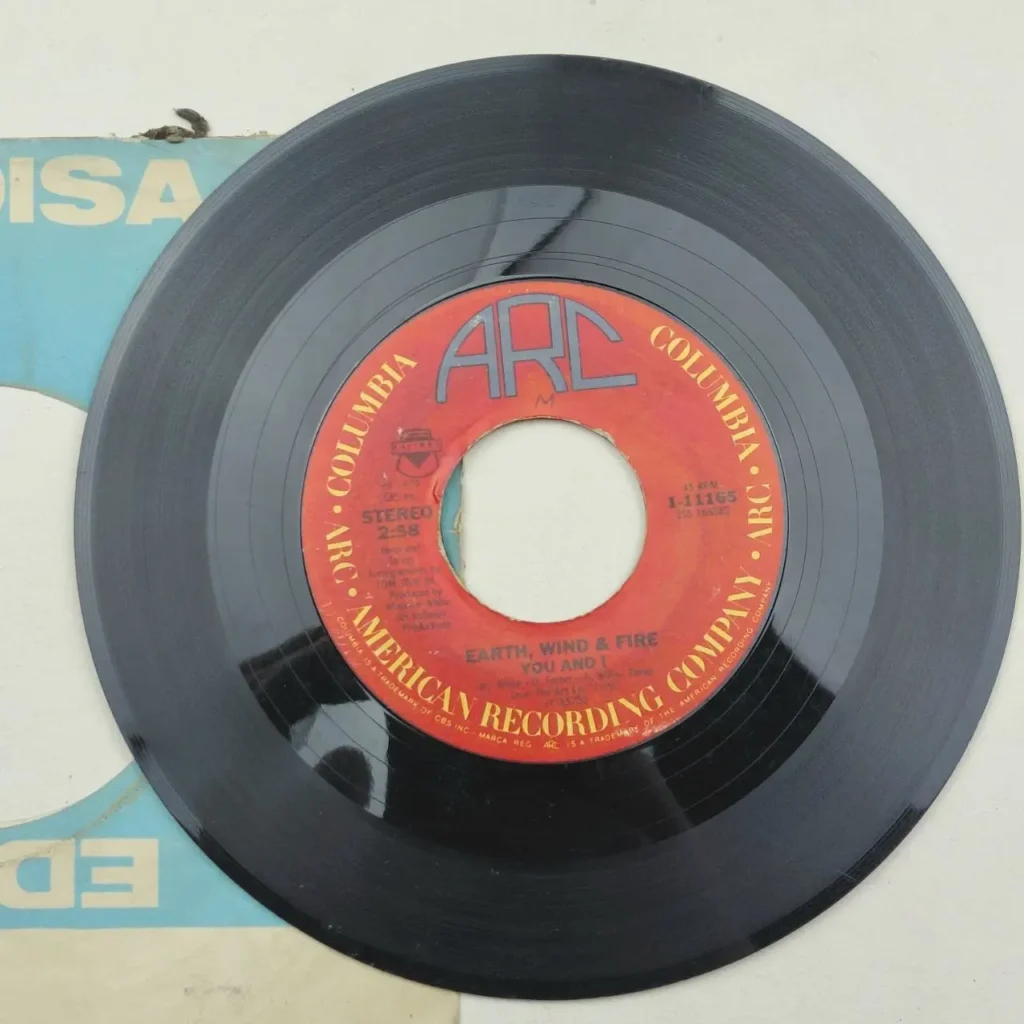 Disco de vinilo 45 RPM de Earth, Wind & Fire 'You and I' con etiqueta roja ARC/Columbia. by Remates Narvaja