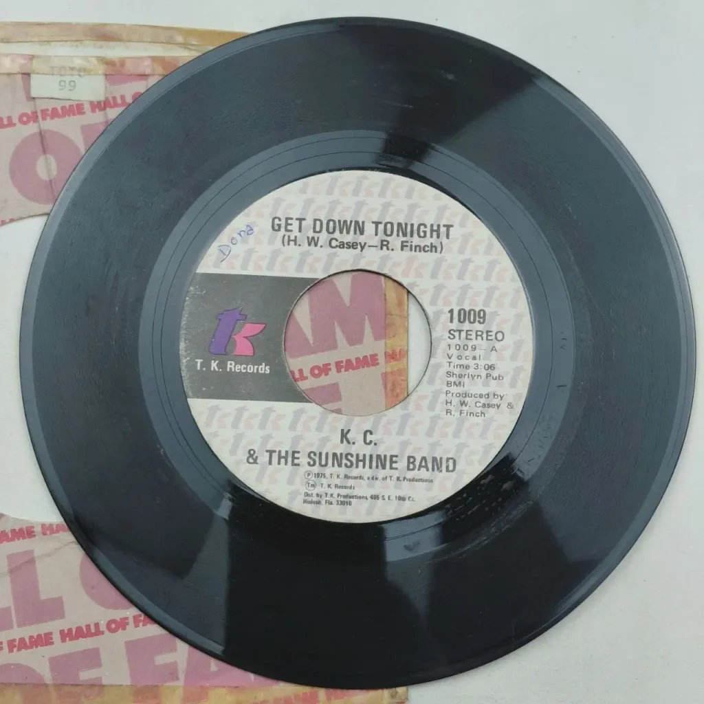 Disco de vinilo 45 RPM de KC & The Sunshine Band, "Get Down Tonight", sello T.K. Records. by Remates Narvaja