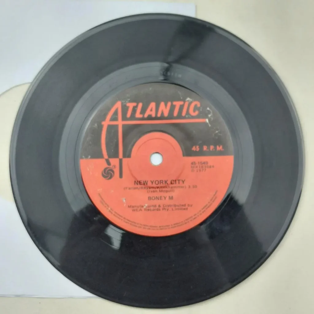 Disco de vinilo 45 RPM de Boney M, 'New York City', sello Atlantic, 1977. by Remates Narvaja
