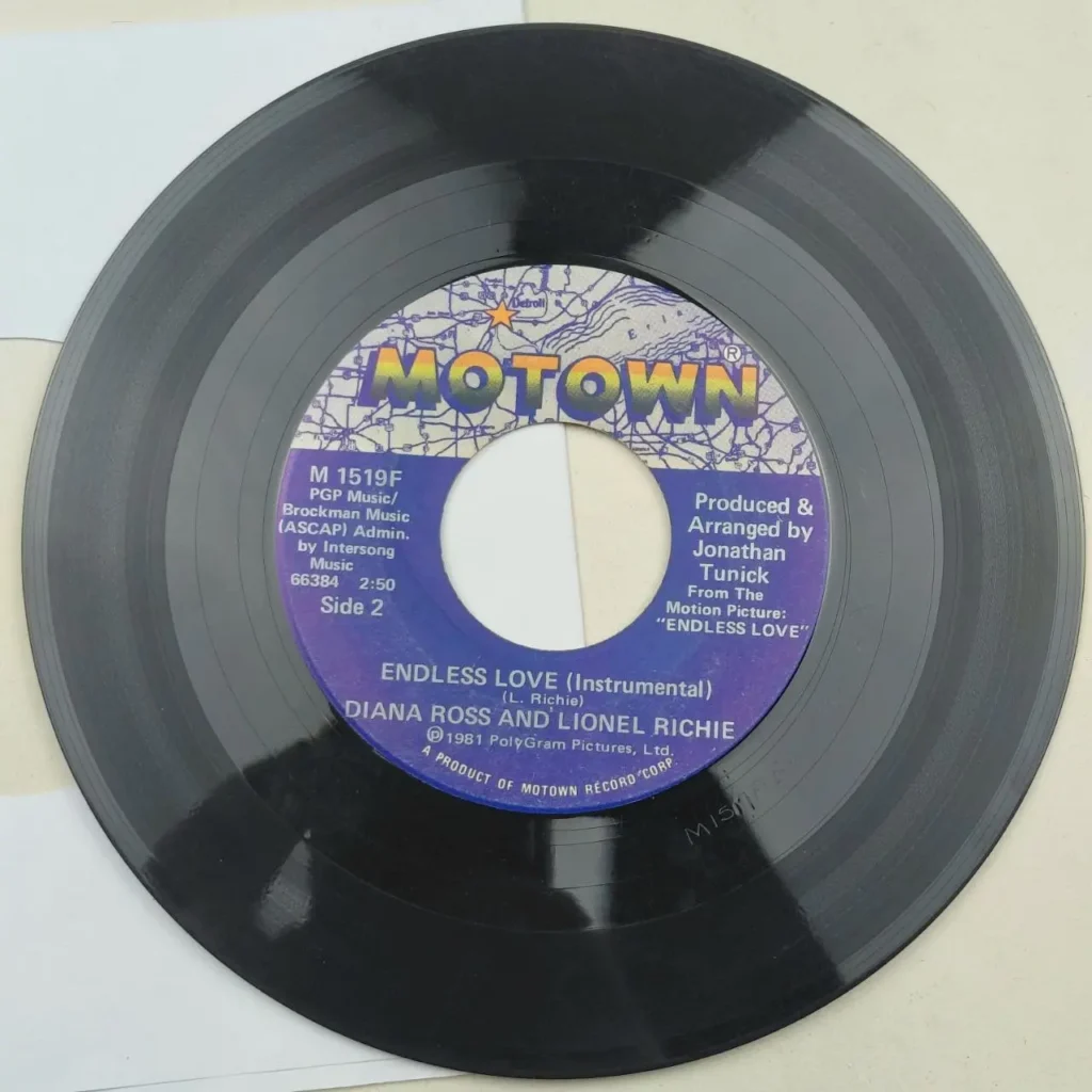 Disco de vinilo 45 RPM Motown de Endless Love (Instrumental) por Diana Ross y Lionel Richie, Cara 2. by Remates Narvaja