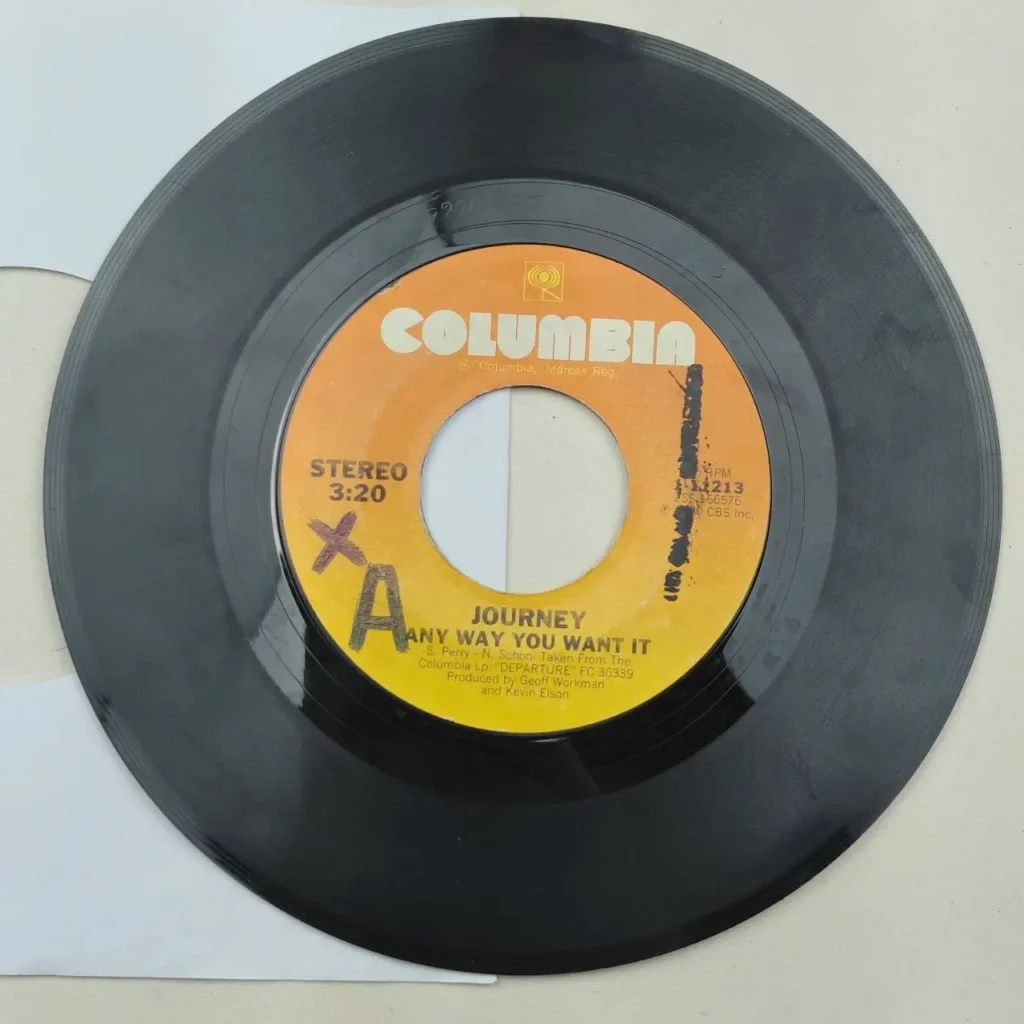 Disco de vinilo 45 RPM de Journey - Any Way You Want It en el sello Columbia, con marcas escritas. by Remates Narvaja