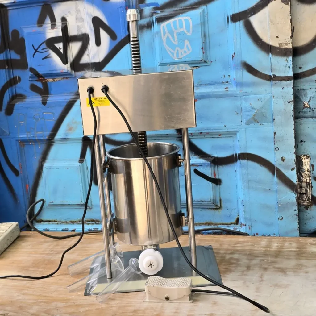 Máquina rellenadora de acero inoxidable con pedal, ideal para churros o embutidos. by Remates Narvaja