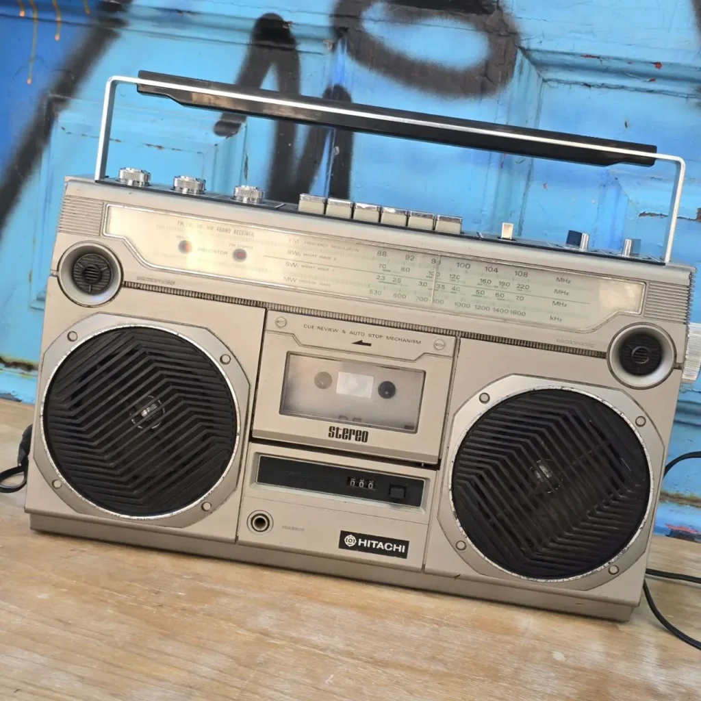Boombox Hitachi vintage plateado con radio y reproductor de cassette. by Remates Narvaja
