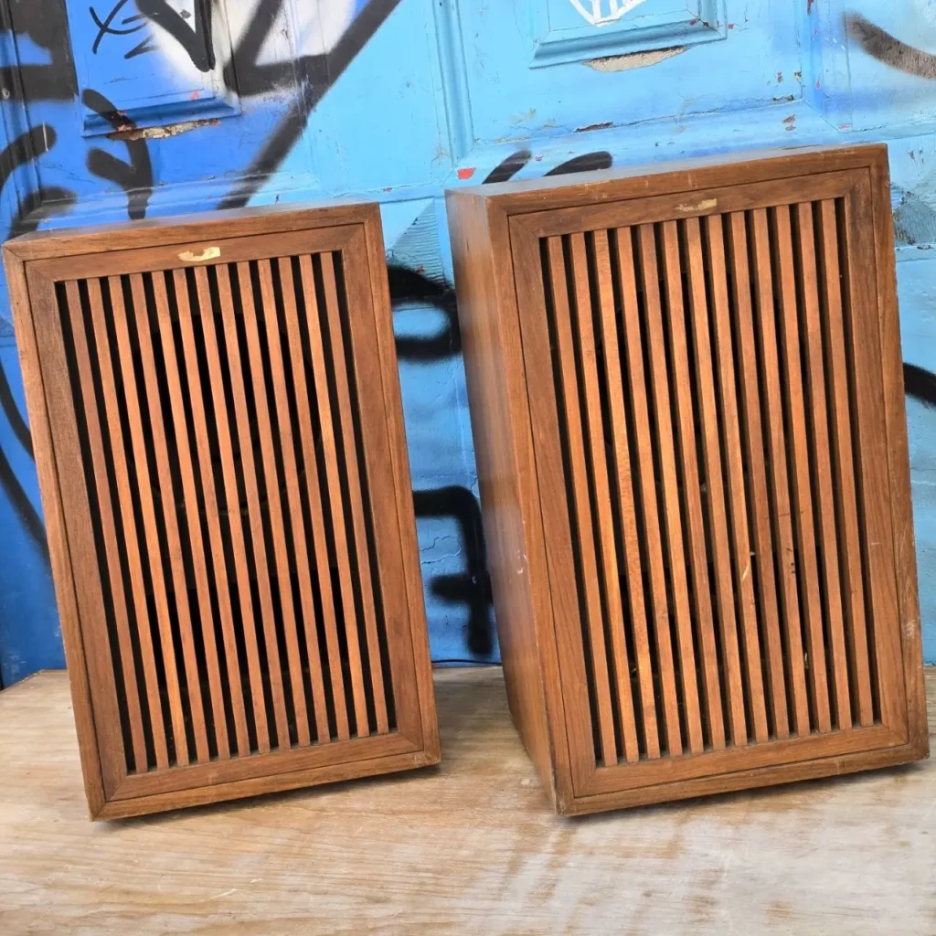 Par de altavoces de madera vintage con rejillas de lamas verticales. by Remates Narvaja