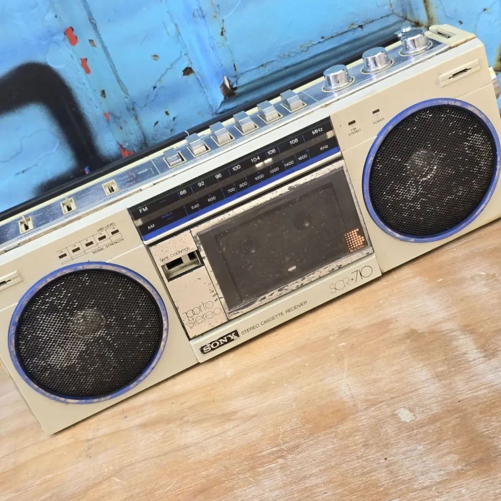 Boombox retro Sony SCR-710 con altavoces de anillos azules sobre madera. by Remates Narvaja