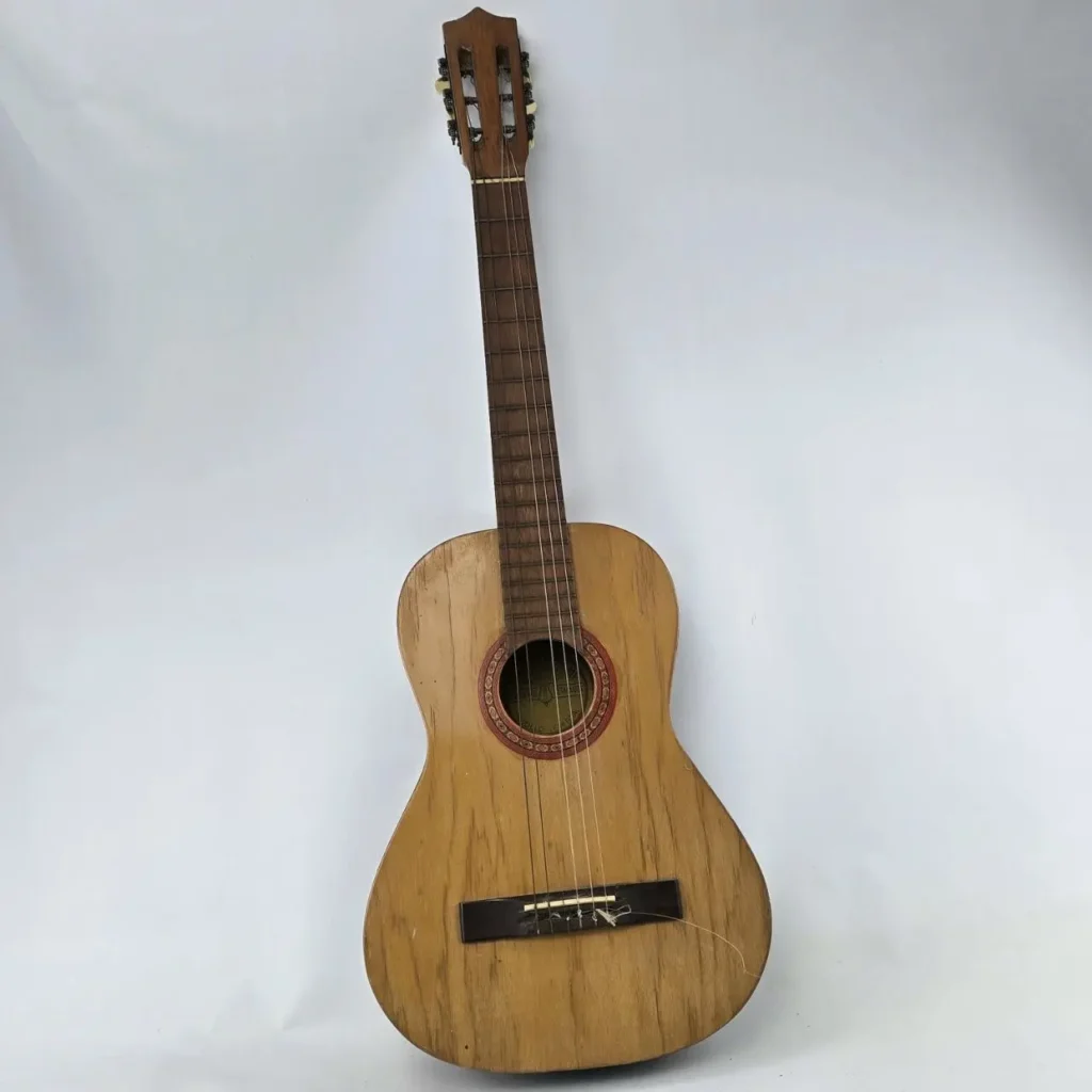 Guitarra clásica de madera desgastada. by Remates Narvaja