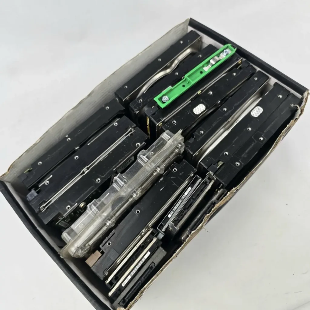 Caja con varios discos duros usados de computadora. by Remates Narvaja