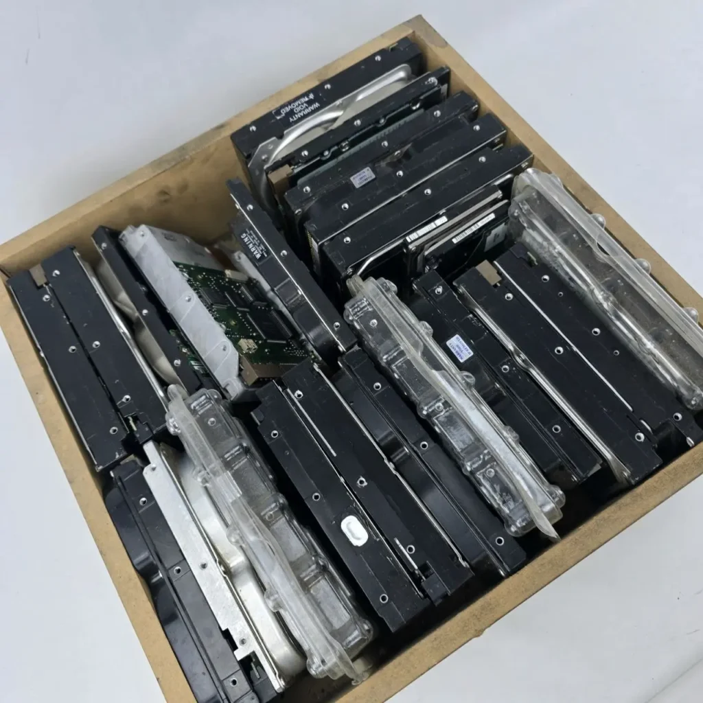 Caja llena de discos duros usados. by Remates Narvaja