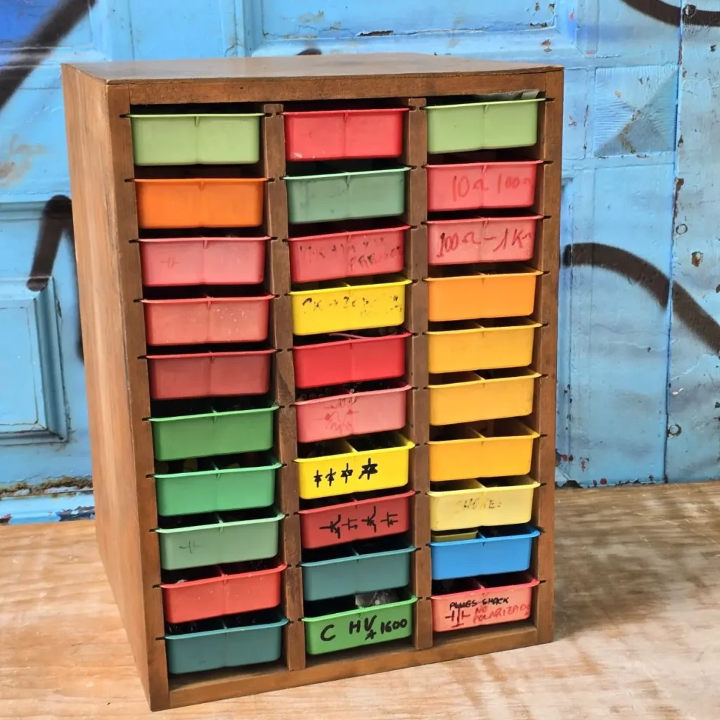Organizador de madera con múltiples cajones de plástico de colores para piezas pequeñas. by Remates Narvaja