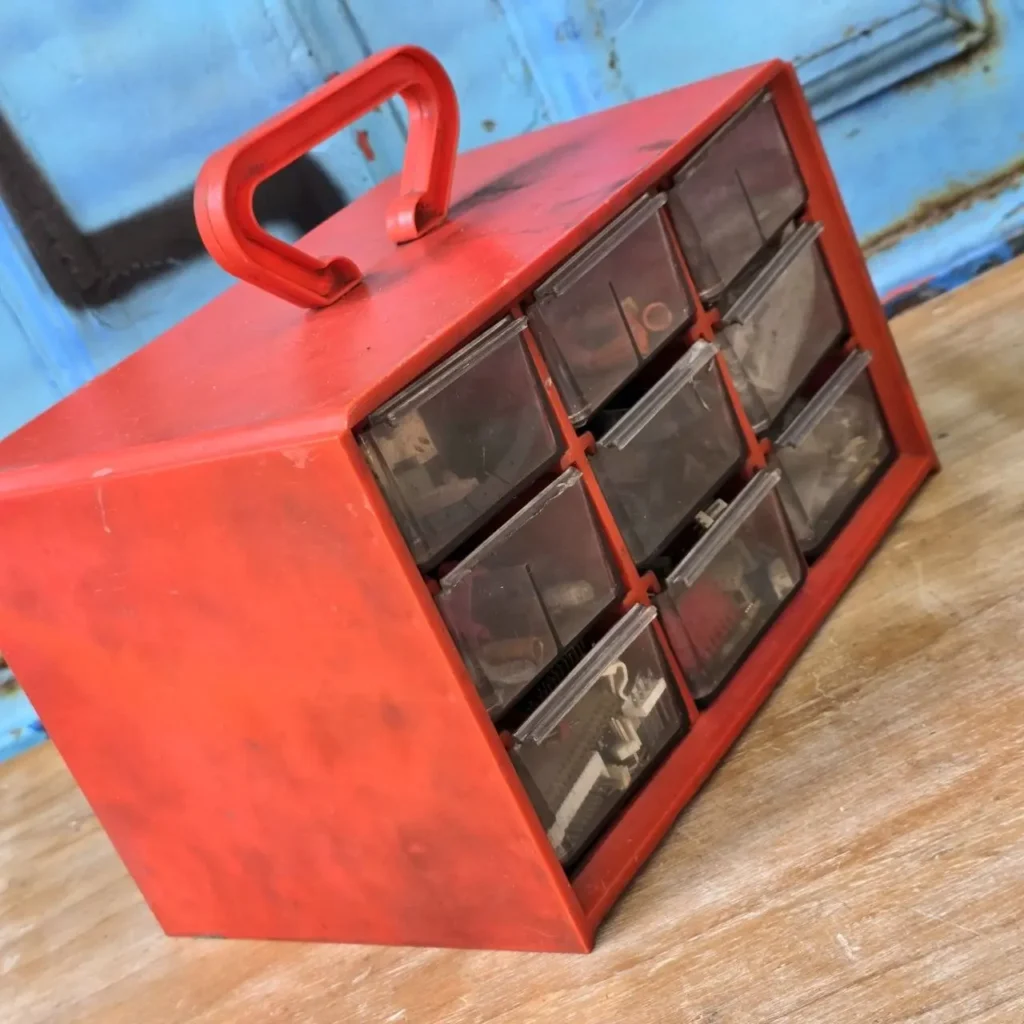 Organizador portátil rojo con cajones transparentes para piezas pequeñas. by Remates Narvaja