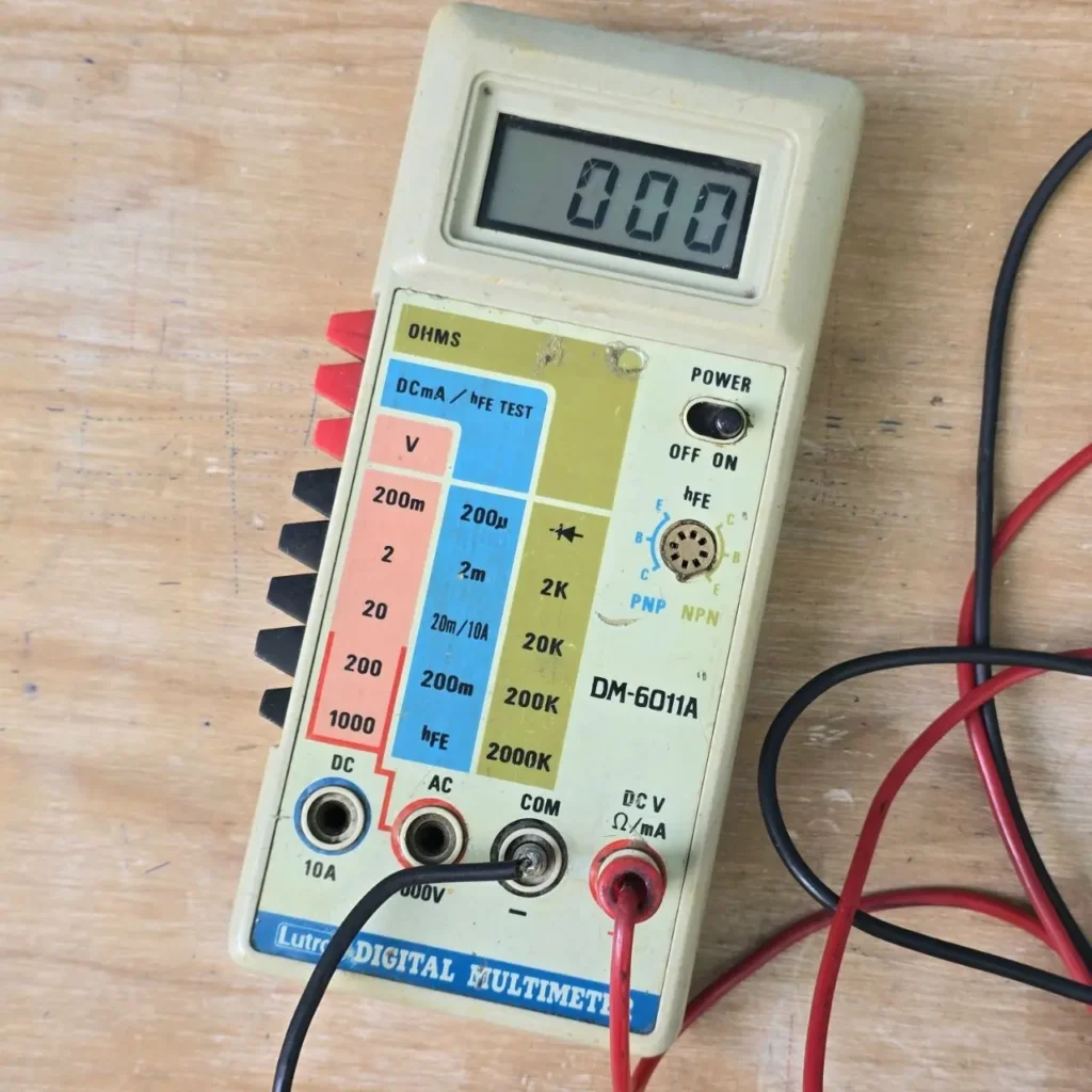 Multímetro digital Lutron DM-6011A beige con cables de prueba sobre madera. by Remates Narvaja