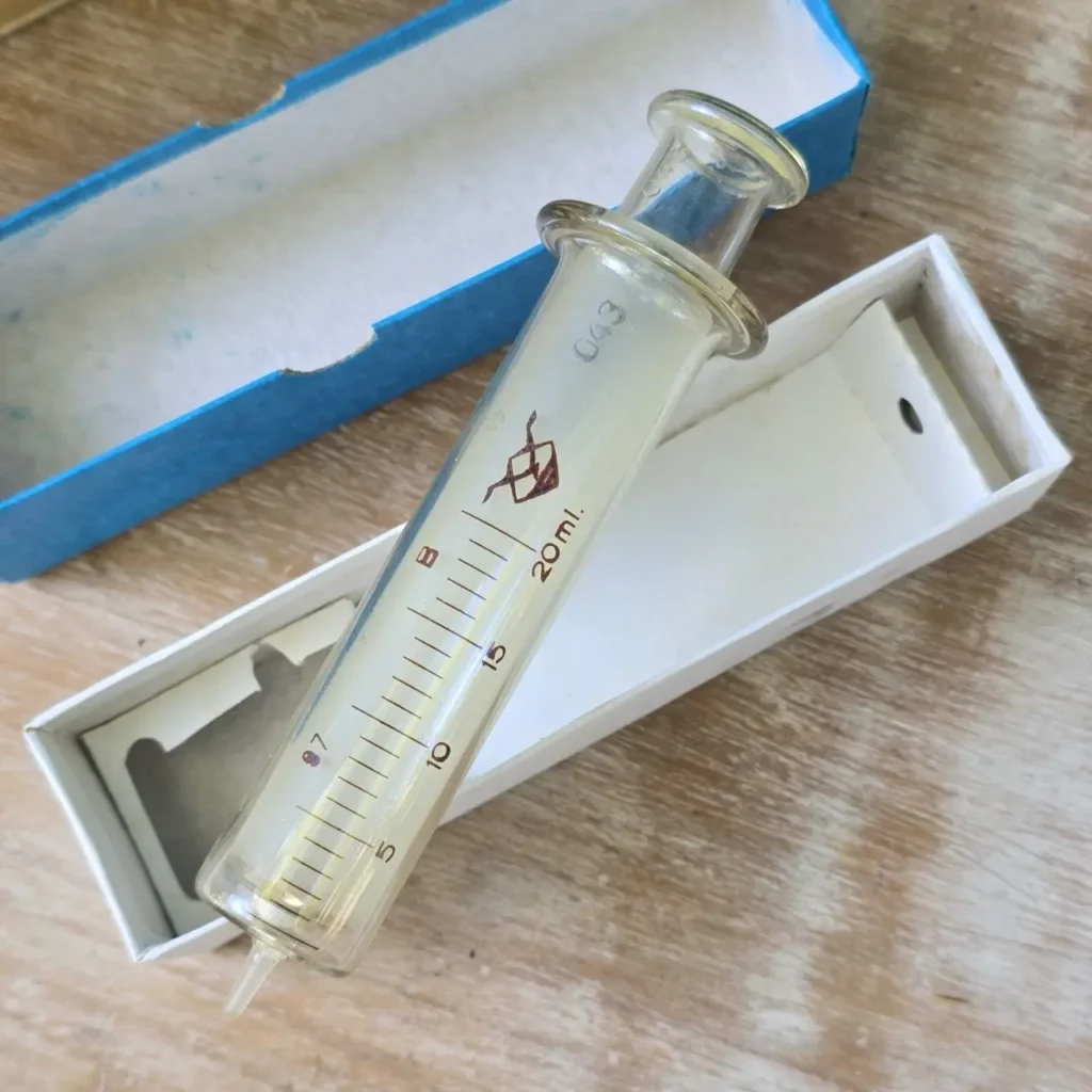 Jeringa de vidrio vintage de 20ml en caja. by Remates Narvaja