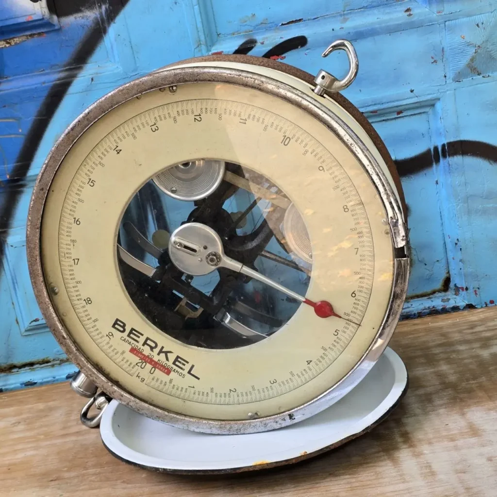 Báscula mecánica Berkel vintage de 20 kg con dial circular y fondo azul. by Remates Narvaja