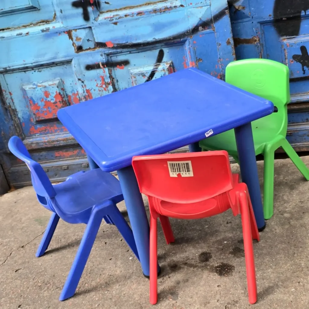 Juego de mesa y sillas infantiles de plástico en colores azul, rojo y verde. by Remates Narvaja