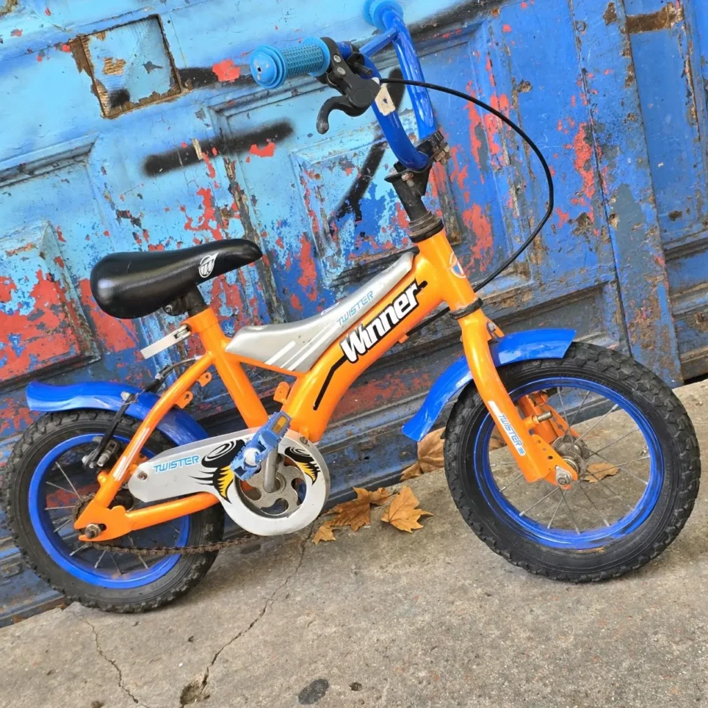 Bicicleta infantil Winner Twister naranja y azul con ruedas azules. by Remates Narvaja
