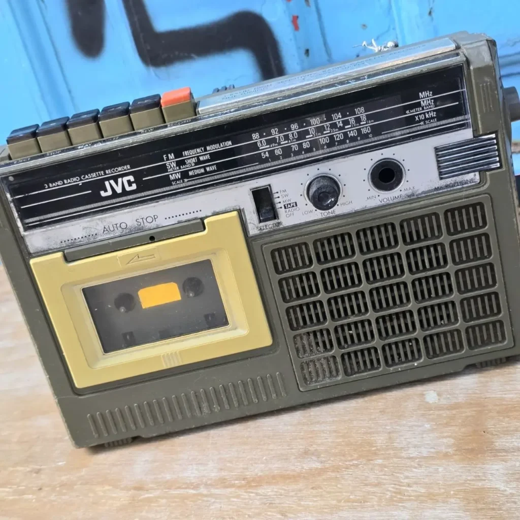 JVC radio cassette recorder vintage, verde oliva y amarillo. by Remates Narvaja