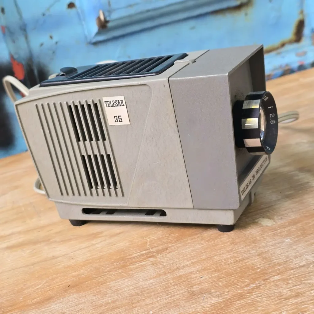 Proyector de diapositivas vintage Telesar 35 gris. by Remates Narvaja