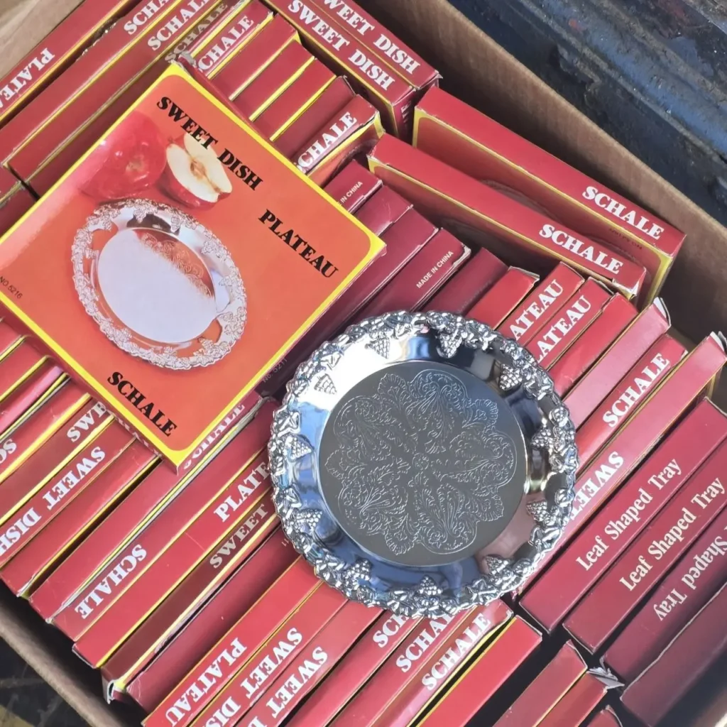 Bandejas decorativas plateadas para dulces en cajas. by Remates Narvaja