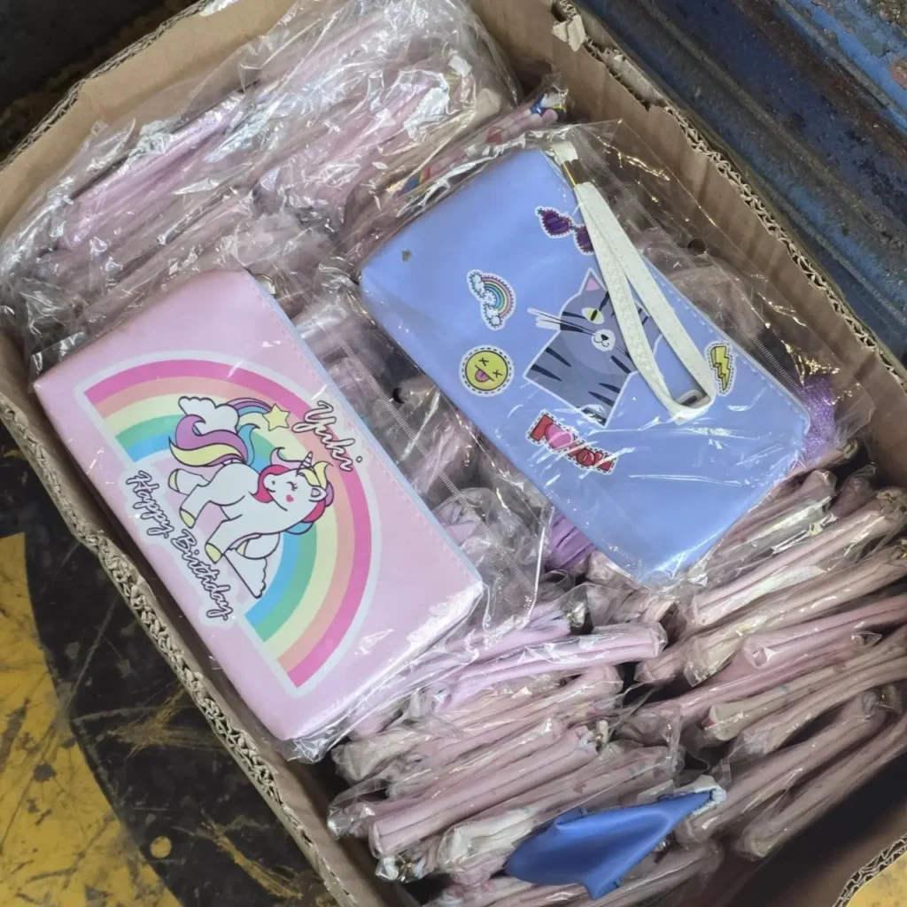 Caja con estuches de unicornio y gato en diseños rosa y lila. by Remates Narvaja