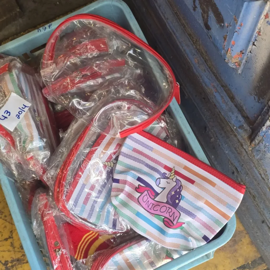 Cesto de estuches de unicornio con rayas coloridas. by Remates Narvaja