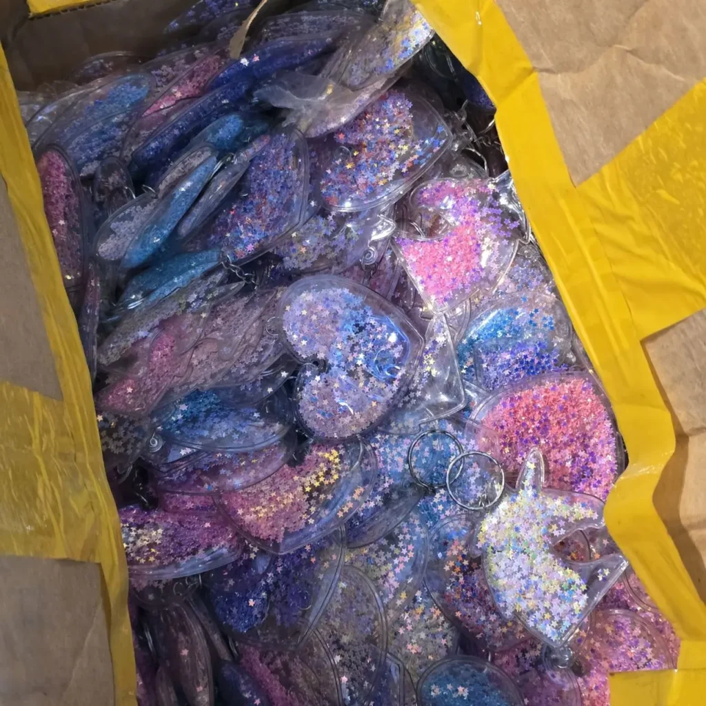 Llaveros de corazón transparentes con purpurina de estrellas de colores. by Remates Narvaja