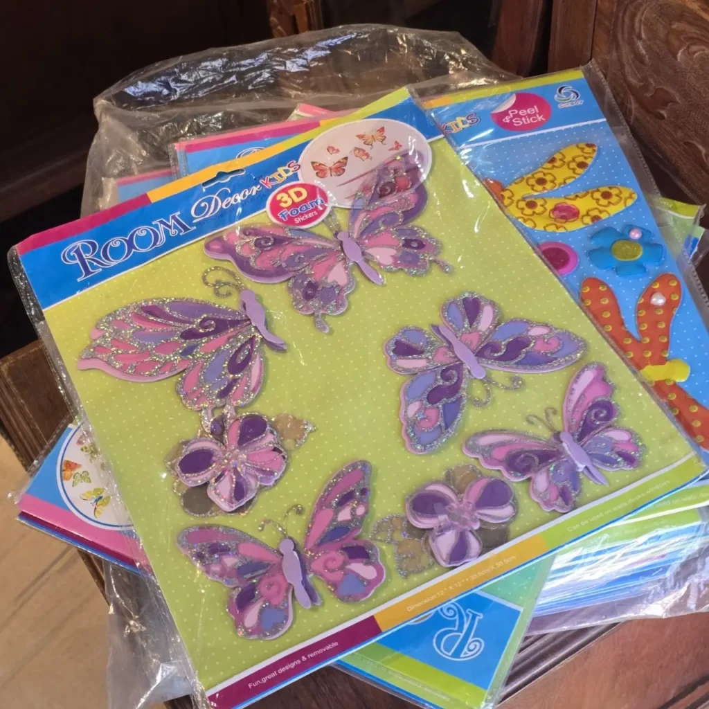 Pegatinas 3D de espuma con forma de mariposas y flores en tonos morados y rosas con purpurina, para decoración infantil. by Remates Narvaja