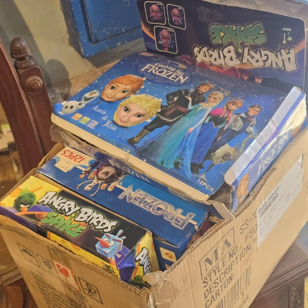 Caja de juguetes de Frozen y Angry Birds Space. by Remates Narvaja