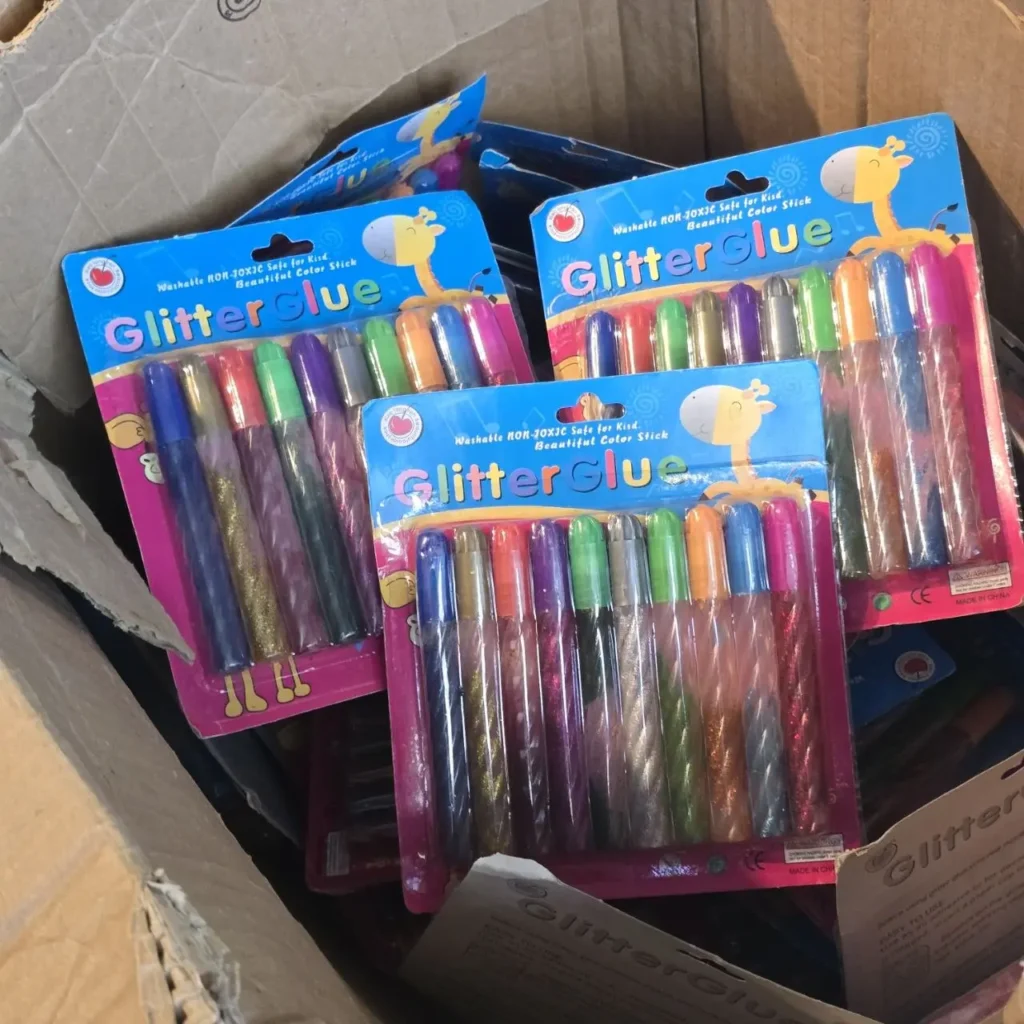 Paquetes de pegamento con purpurina de colores no tóxicos para manualidades en una caja. by Remates Narvaja